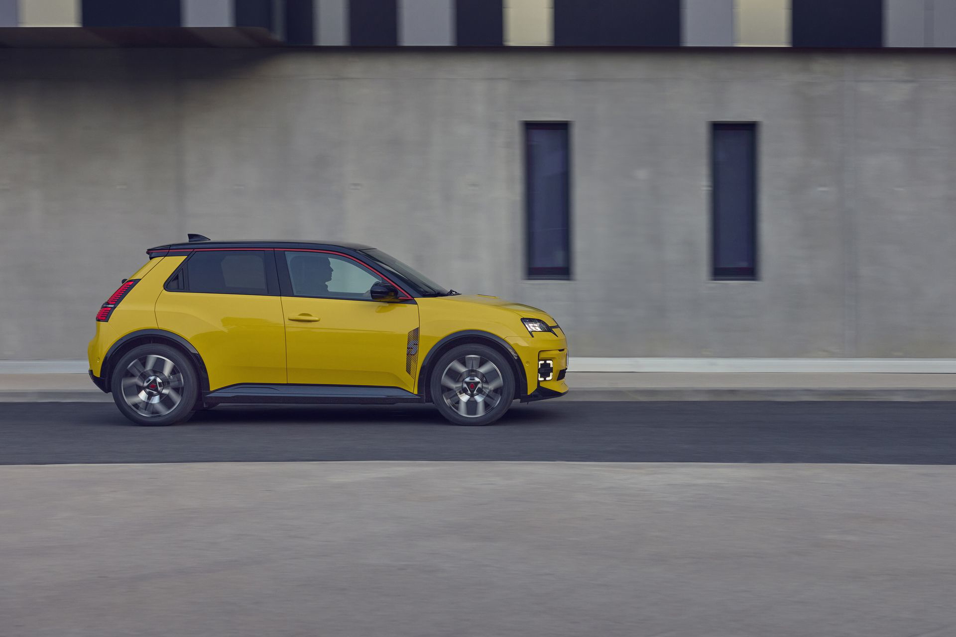 Perfil del Renault 5 eléctrico, muestra diseño retro-moderno