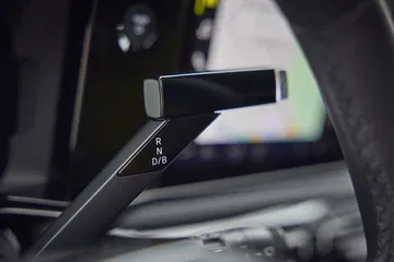 Visión cercana del puerto de carga del Renault 5 eléctrico.