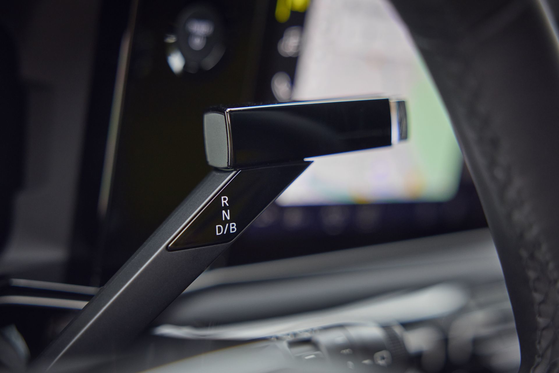 Visión cercana del puerto de carga del Renault 5 eléctrico.