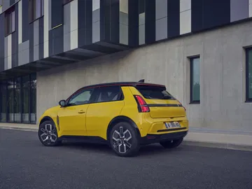 Vista lateral del Renault 5, mostrando líneas modernas y compactas.