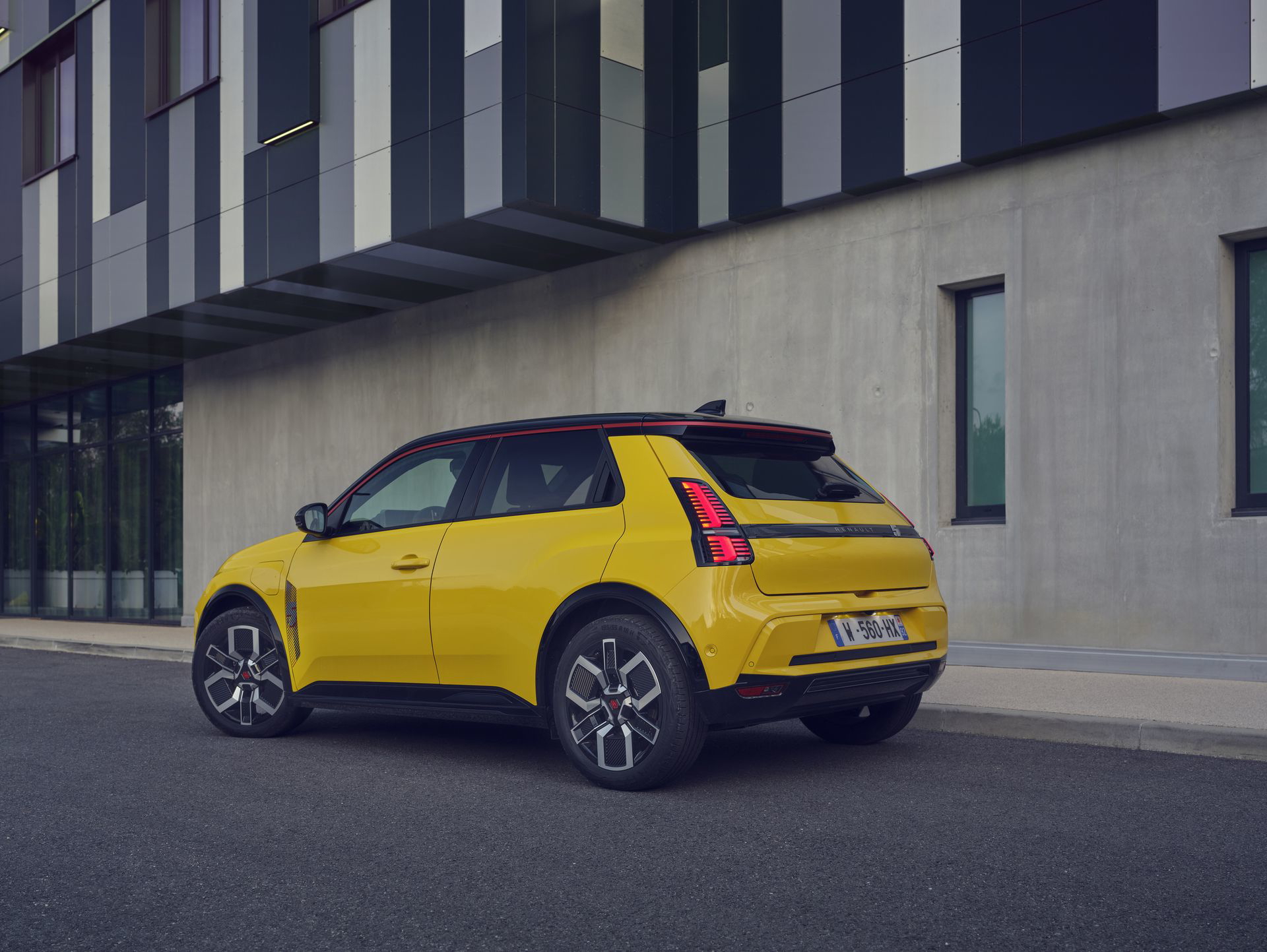 Vista lateral del Renault 5, mostrando líneas modernas y compactas.