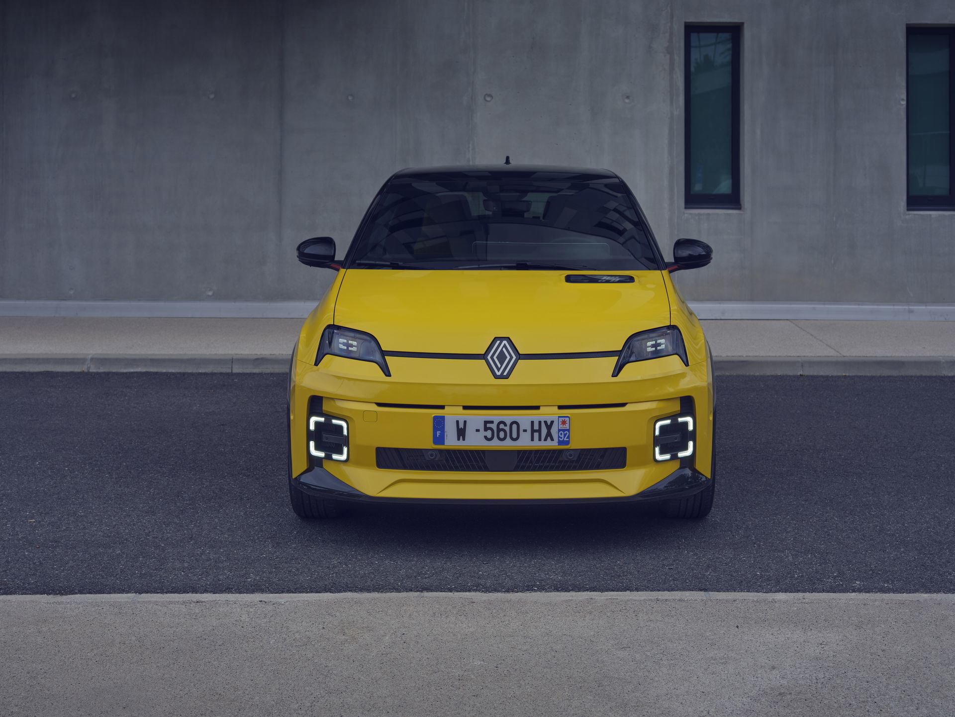 Visión frontal del Renault 5, destacando su diseño retro-moderno.