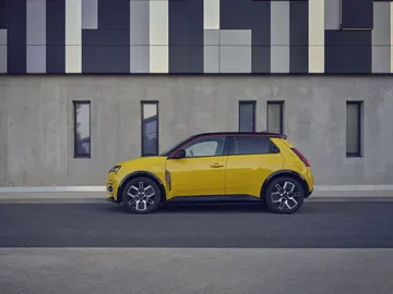 Vista lateral del Renault 5 eléctrico, demostrando su diseño retro-moderno