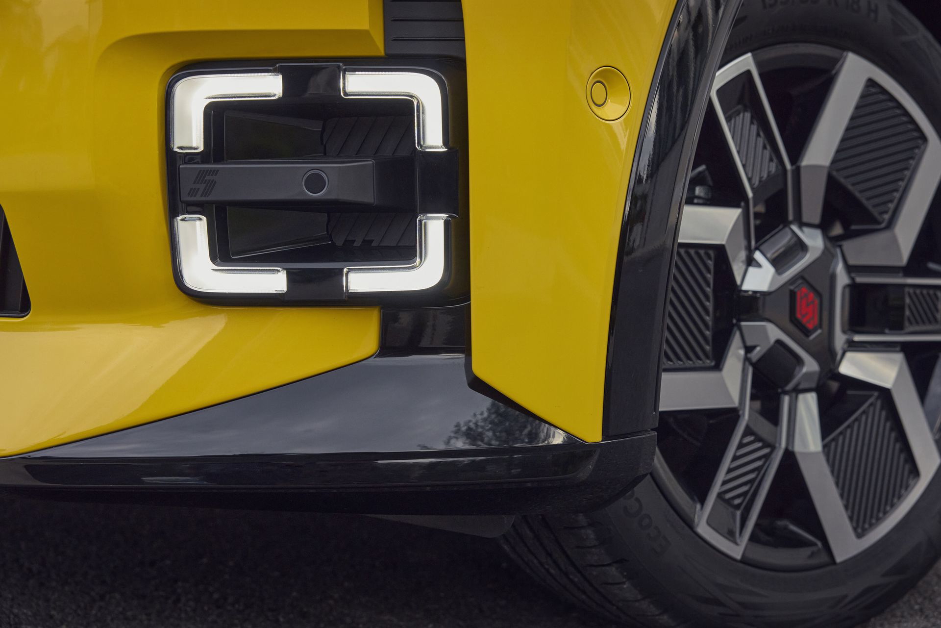 Vista detallada del diseño de la llanta y la entrada de carga en el Renault 5 eléctrico