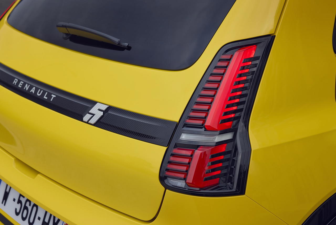 Vista en detalle del grupo óptico trasero del Renault 5, destacando su diseño moderno y elegante. Vista en detalle del grupo óptico trasero del Renault 5, destacando su diseño moderno y elegante.