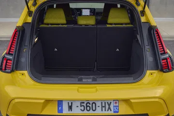 Vista trasera del renovado Renault 5, destacando su diseño icónico y moderno.