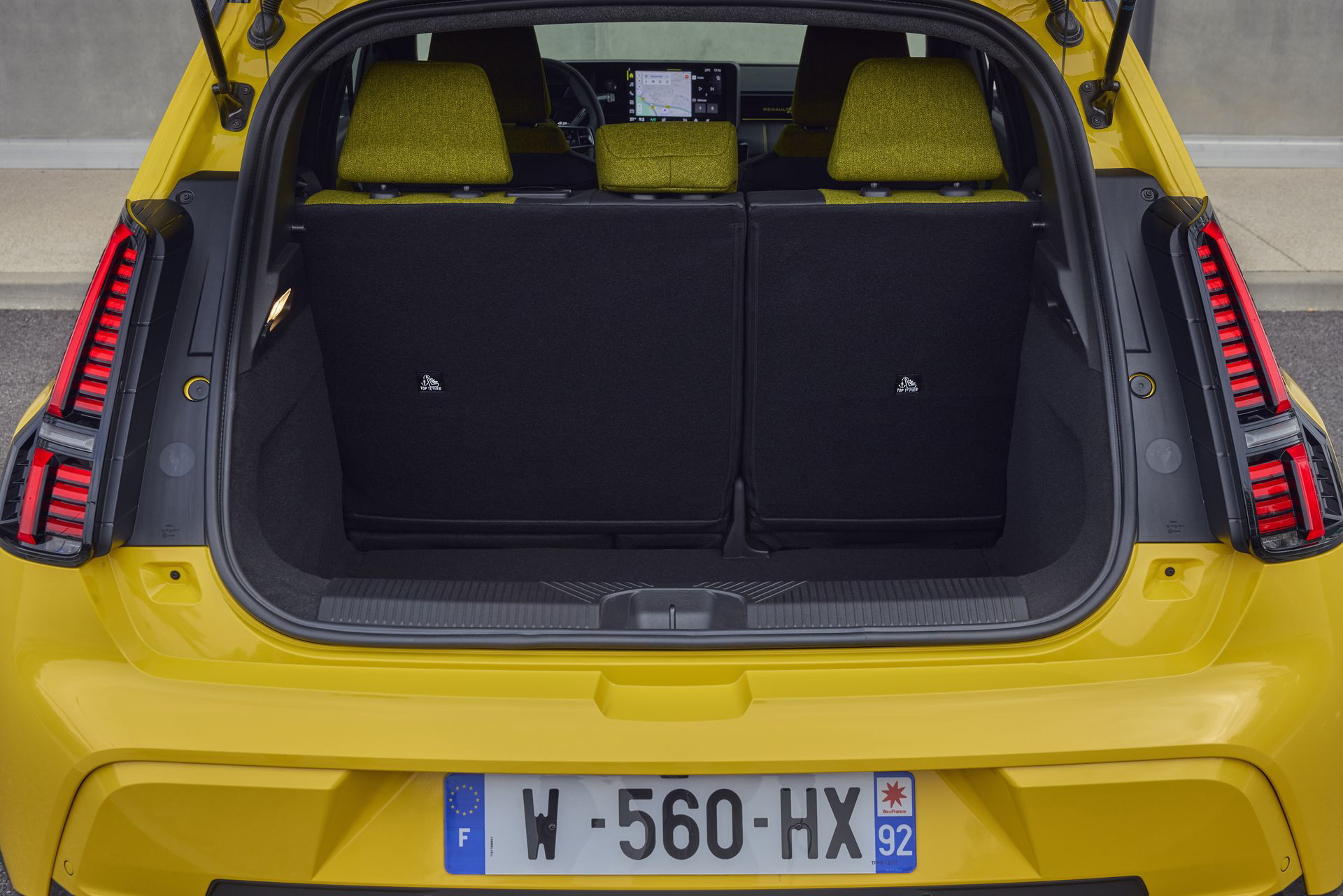 Vista trasera del renovado Renault 5, destacando su diseño icónico y moderno.