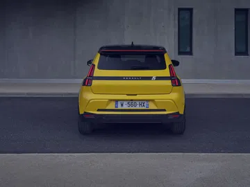 Vista trasera del Renault 5 eléctrico mostrando su diseño retro-moderno