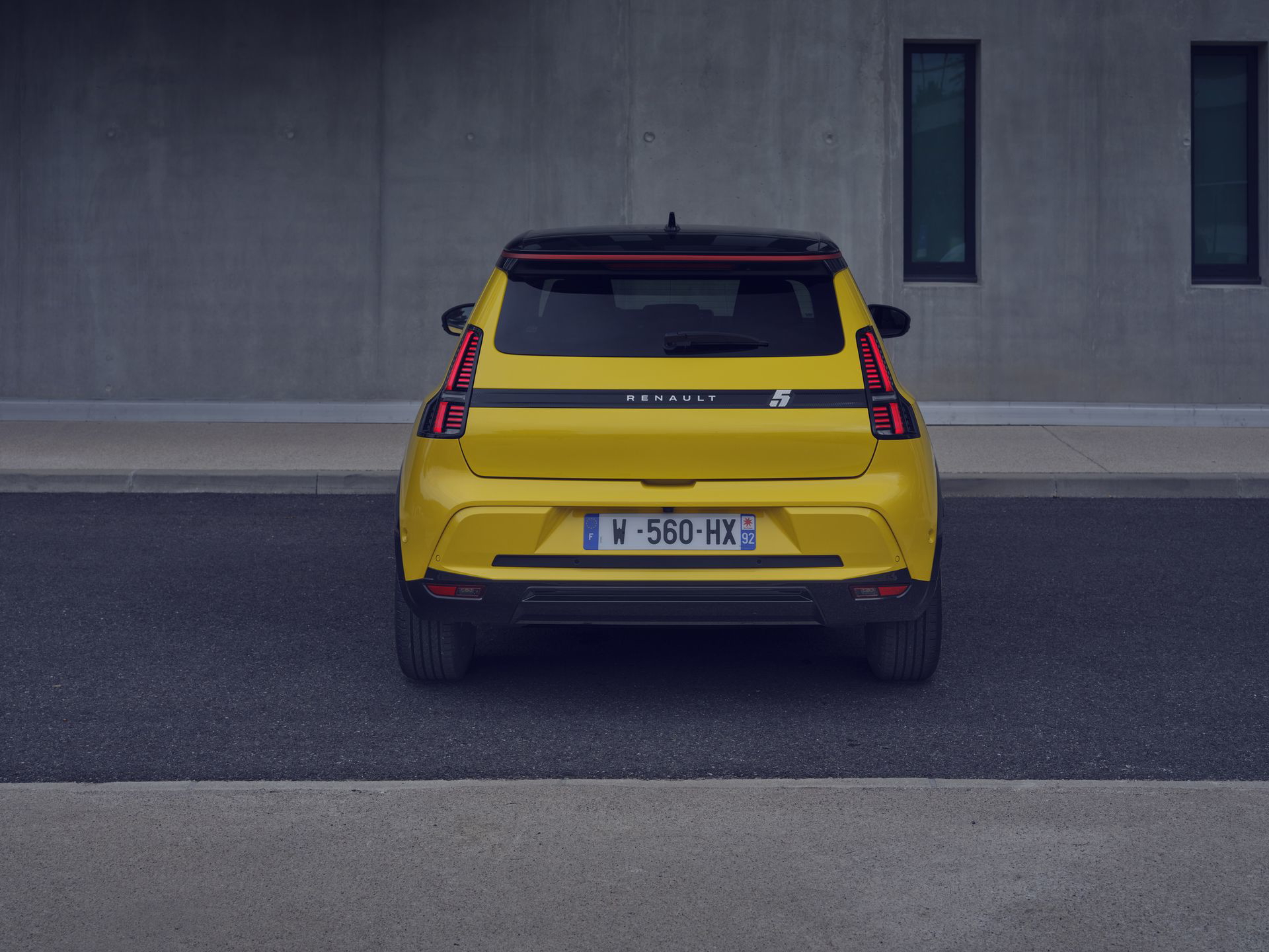 Vista trasera del Renault 5 eléctrico mostrando su diseño retro-moderno