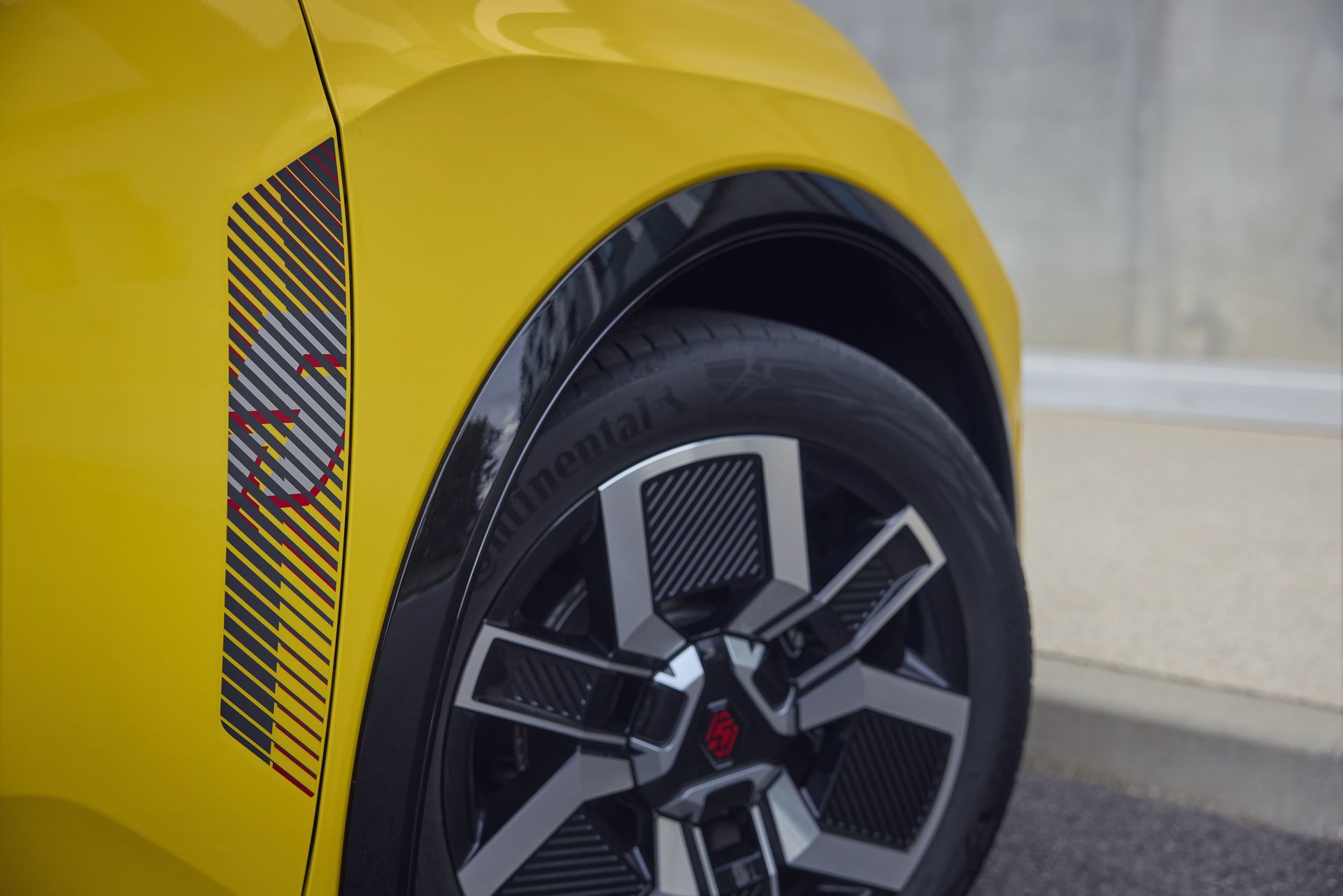 Vista cercana de la rueda y detalle de la carrocería del Renault 5.