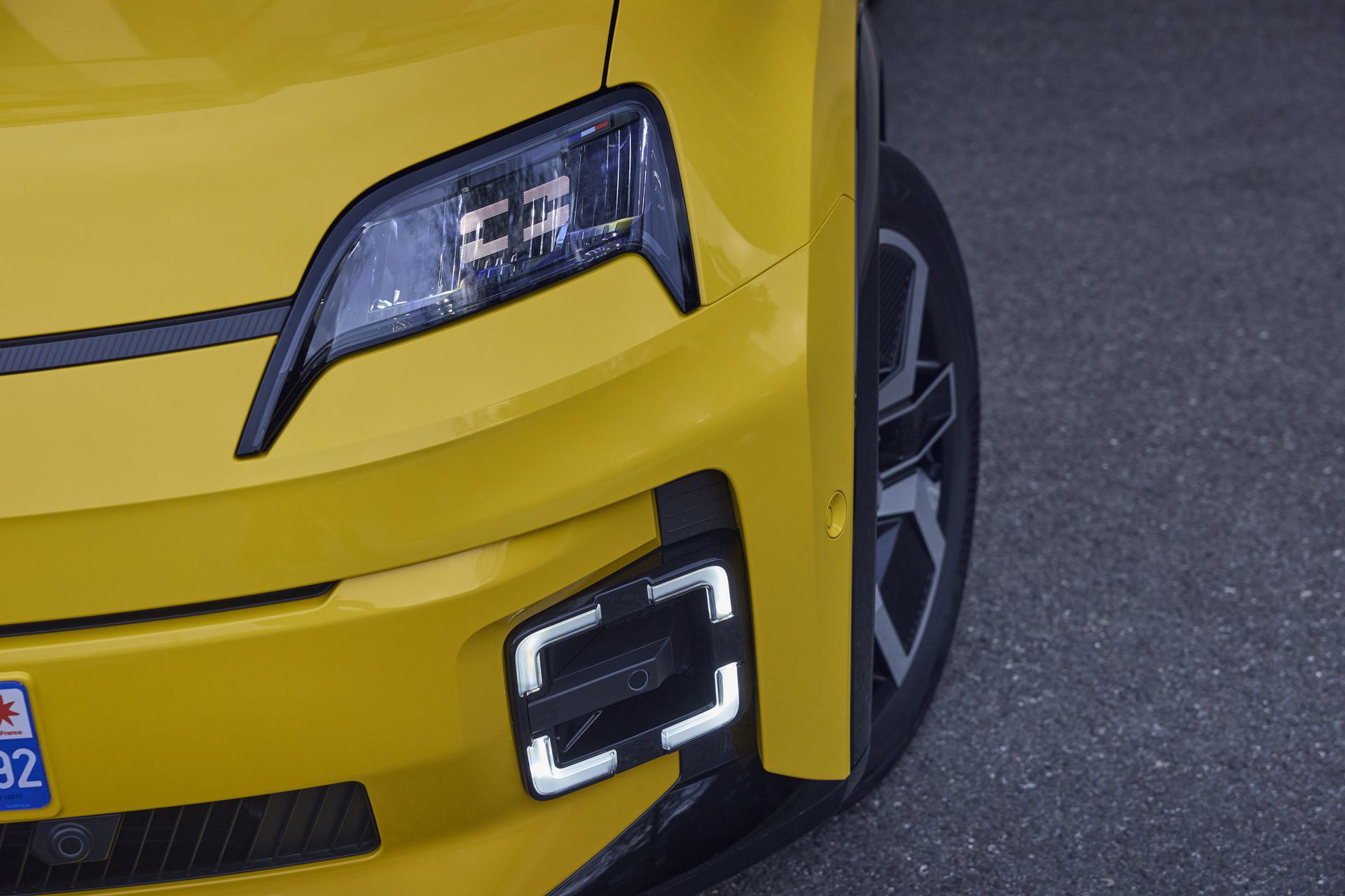 Vista cercana del faro delantero y parachoques del Renault 5