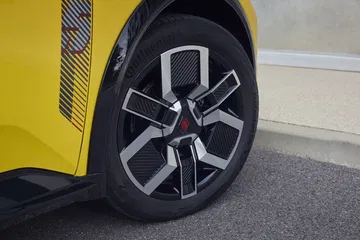 Vista detallada de la llanta de aleación del Renault 5.