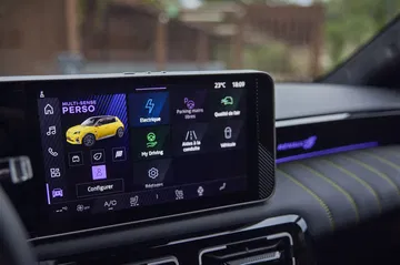 Pantalla táctil que muestra el sistema de infoentretenimiento del Renault 5