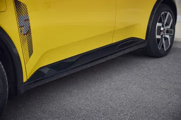 Vista de la línea lateral del Renault 5, destacando su diseño moderno y aerodinámico.