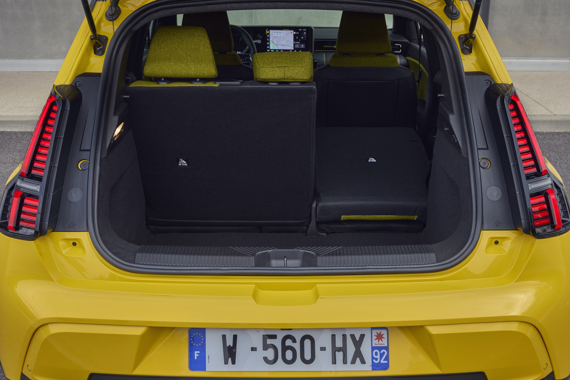 Vista del amplio maletero del Renault 5, diseño funcional y moderno