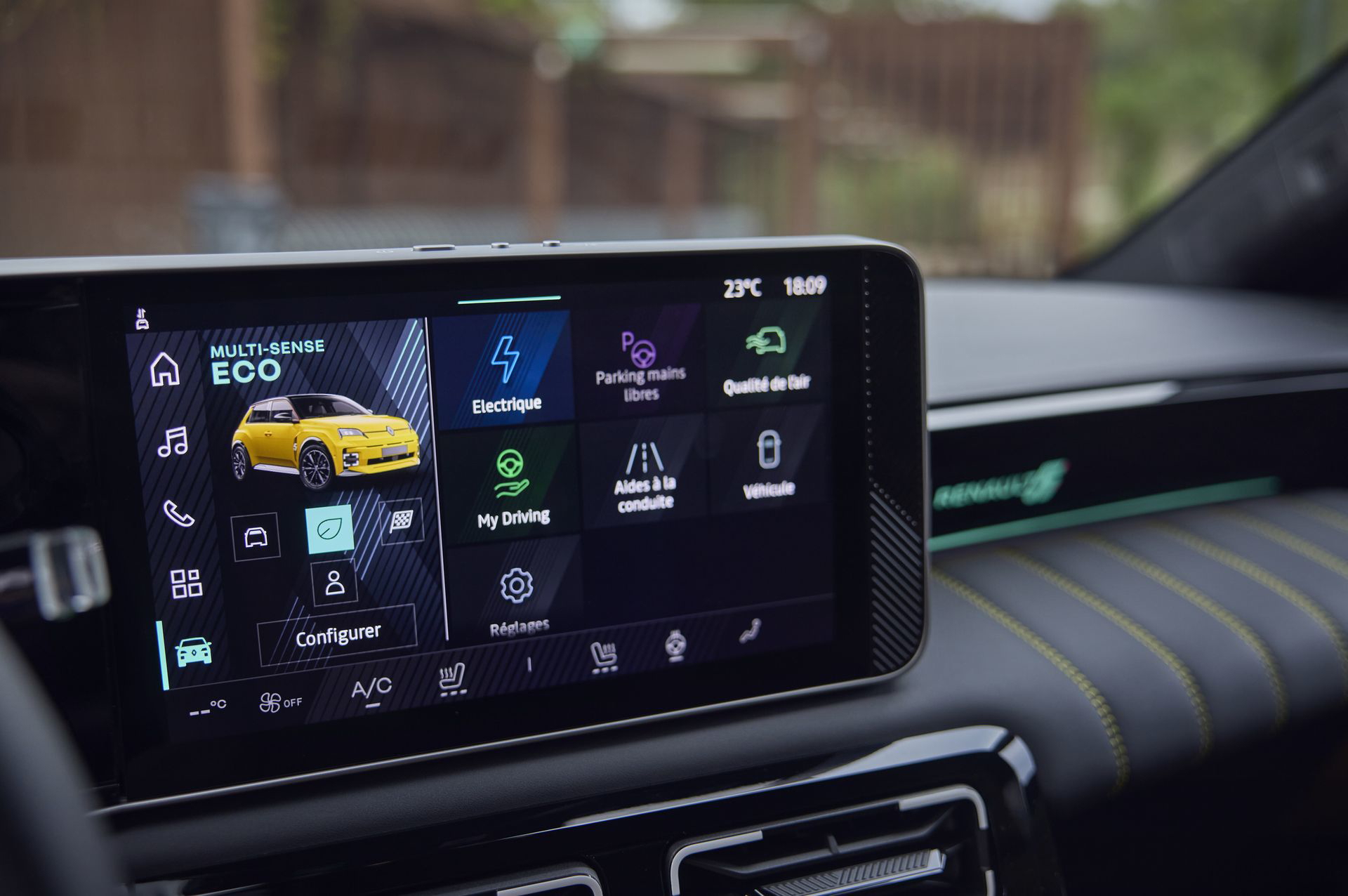 Vista del sistema de infotenimiento y controles digitales del Renault 5.
