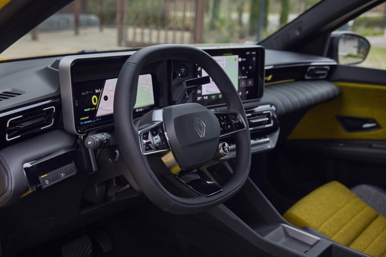 Vista del innovador puesto de conducci&oacute;n, &eacute;nfasis en ergonom&iacute;a y dise&ntilde;o.