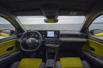Vista del habitáculo con enfoque en el diseño y calidad de los asientos del Renault 5.