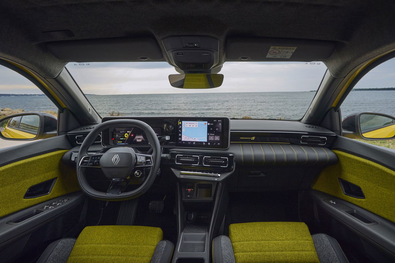 Vista del habitáculo con enfoque en el diseño y calidad de los asientos del Renault 5.