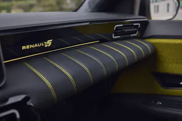 Vistazo a los asientos y acabados interiores del Renault 5 eléctrico