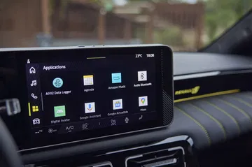 Pantalla táctil del Renault 5 con interfaz moderna y conectividad avanzada.