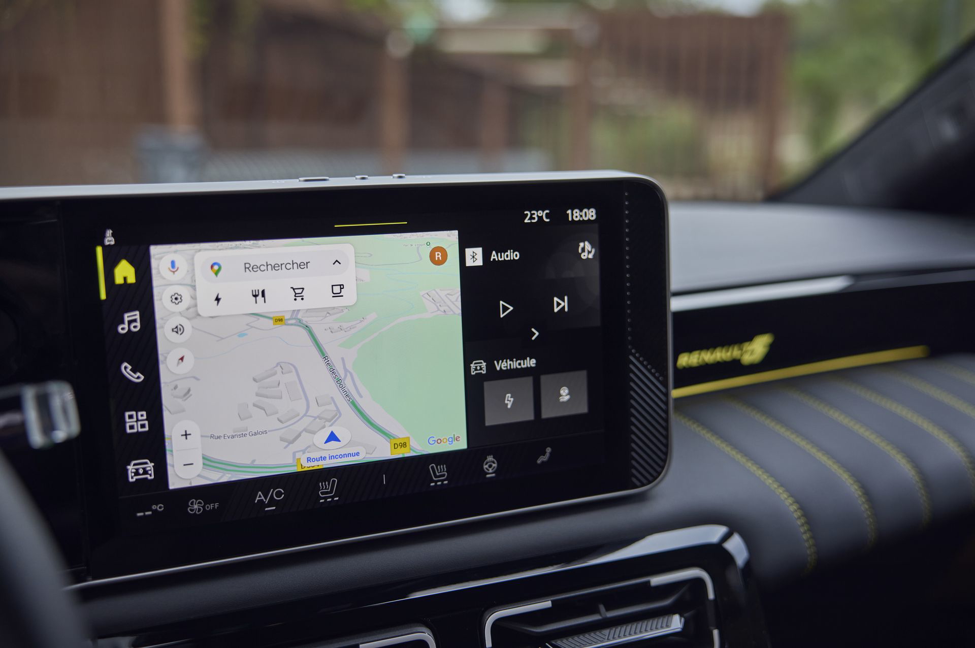Vista detallada del sistema de infoentretenimiento del Renault 5