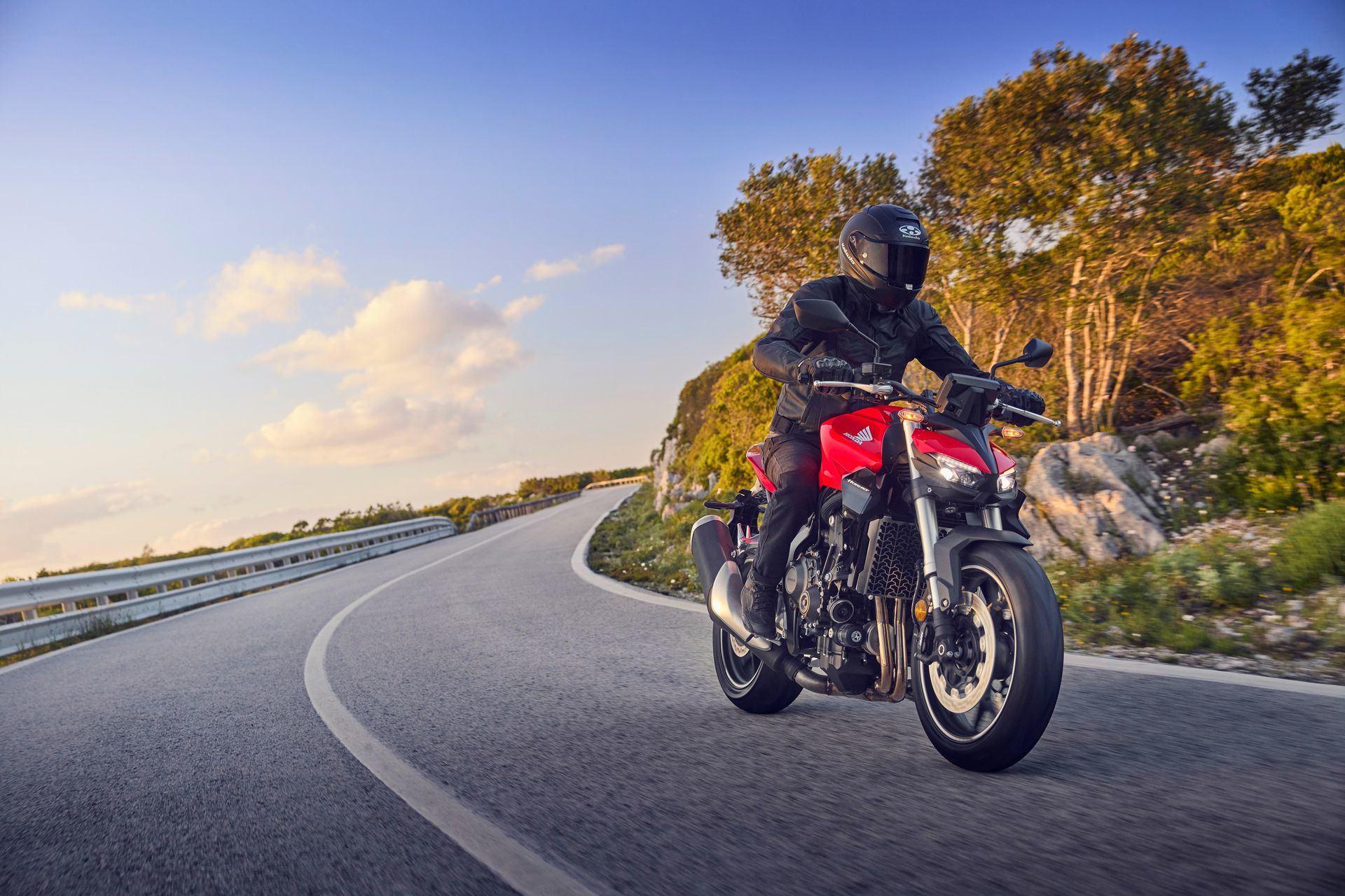 La CB1000 Hornet desafiando curvas con su estética agresiva y su motor de cuatro cilindros.