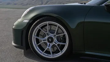 Vista lateral que destaca los rines deportivos del Porsche 911 GT3 992