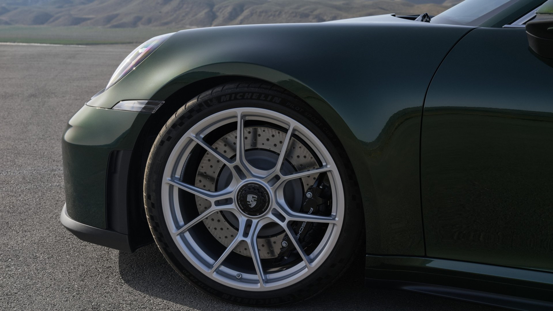 Vista lateral que destaca los rines deportivos del Porsche 911 GT3 992