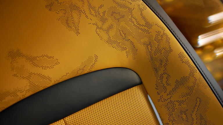 Detalle del ic&oacute;nico acabado y las l&iacute;neas del Rolls-Royce Black Badge Ghost Series II