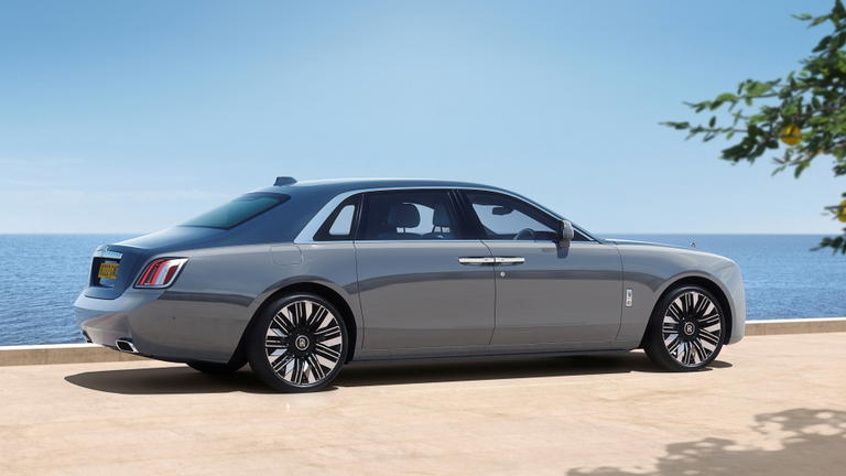 Vista lateral del Rolls-Royce Ghost Extended Series II, mostrando su l&iacute;nea elegante.