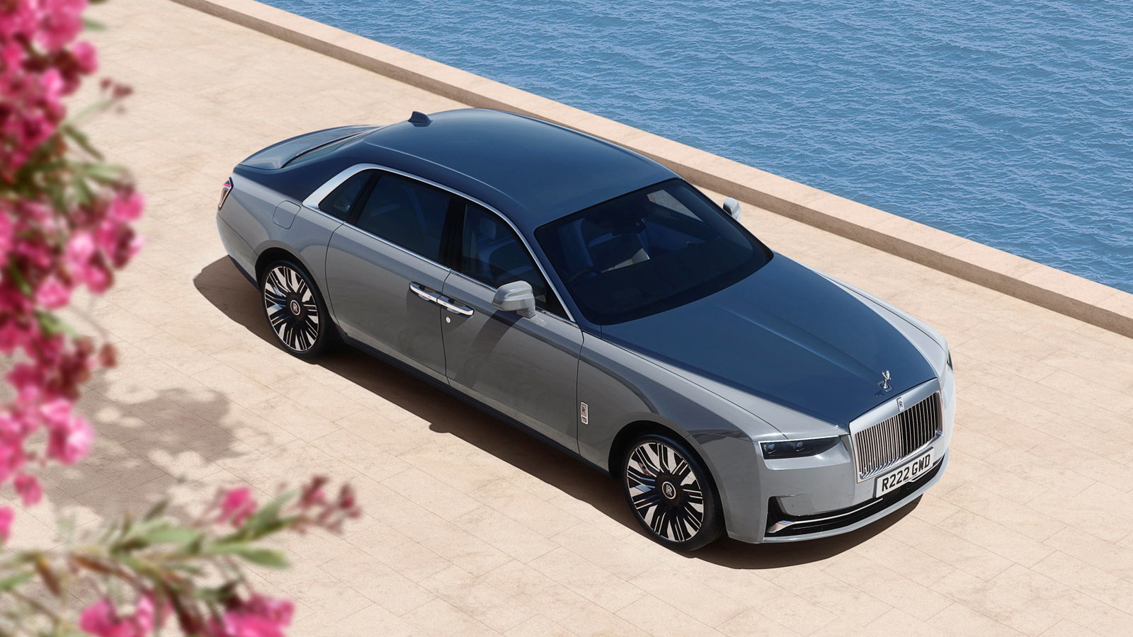Lujoso Rolls-Royce Ghost Series II en vista lateral, elegancia y potencia. Lujoso Rolls-Royce Ghost Series II en vista lateral, elegancia y potencia.