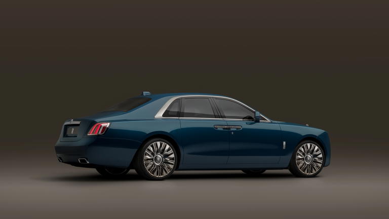 Vista lateral del Rolls-Royce Ghost Series II, elegancia y potencia en armon&iacute;a