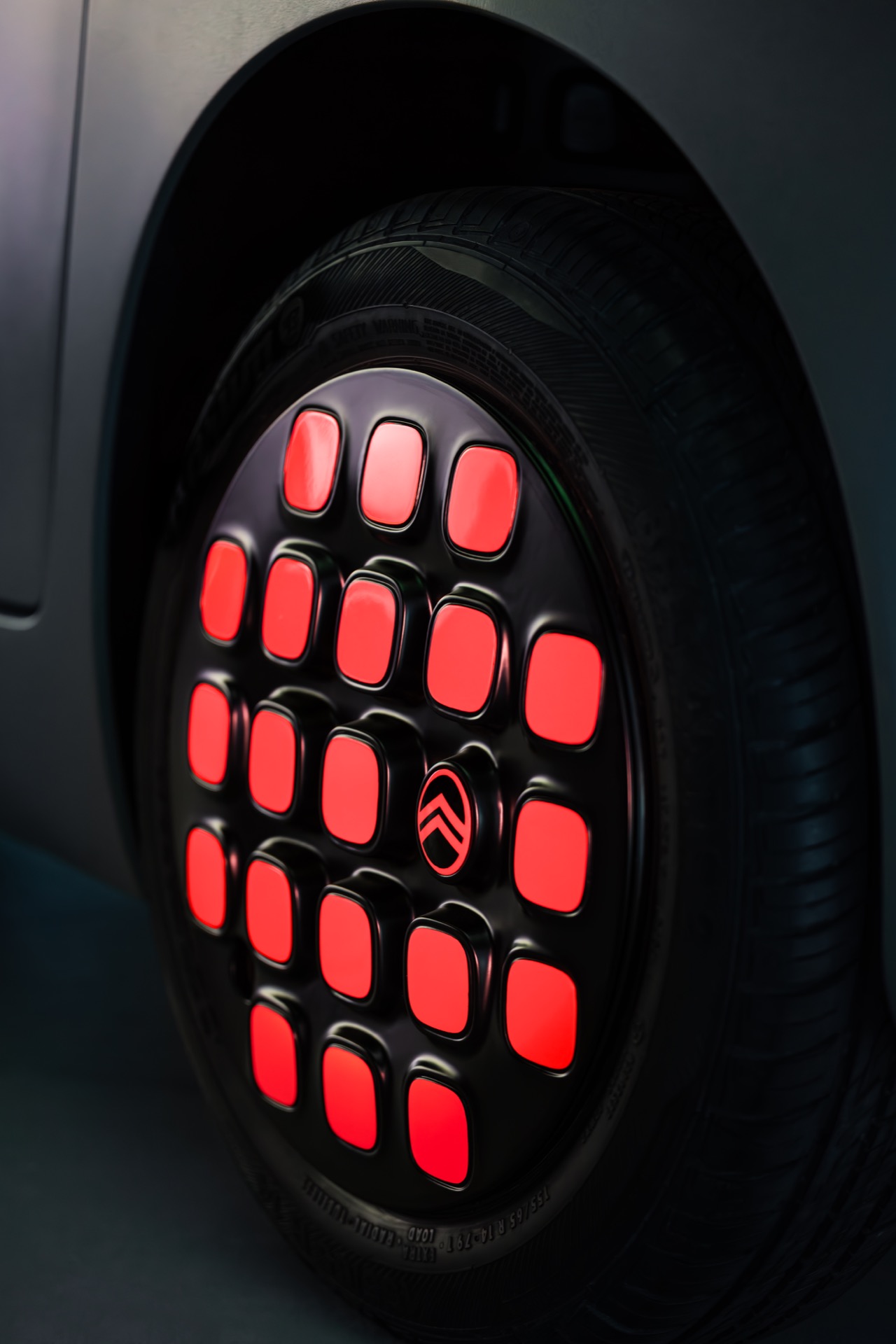 Diseño innovador de rueda del Citroën AMI, con un patrón colorido y futurista.