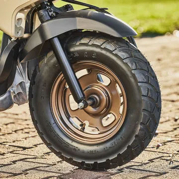 Vista en detalle de la rueda delantera del Honda Ruckus 2025