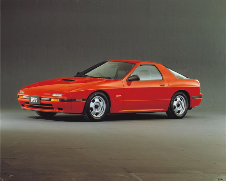 Perfil cl&aacute;sico del Mazda RX-7 Savanna de 1986, &iacute;cono de los deportivos japoneses.