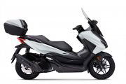 Vista lateral del Honda Forza 125 con maleta, destacando su diseño aerodinámico.