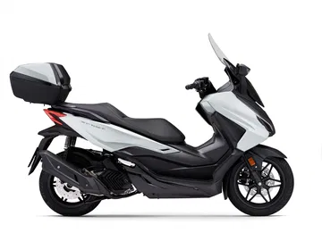 Vista lateral del Honda Forza 125 con maleta, destacando su diseño aerodinámico.