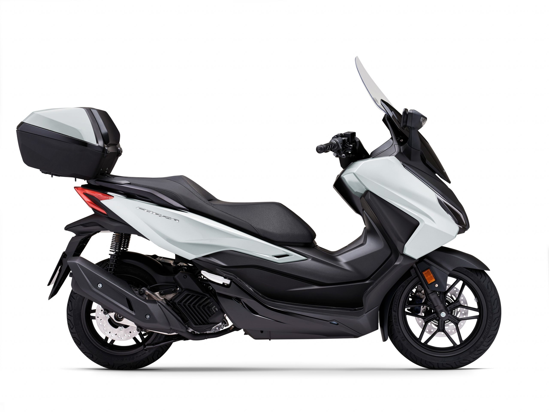 Vista lateral del Honda Forza 125 con maleta, destacando su diseño aerodinámico.