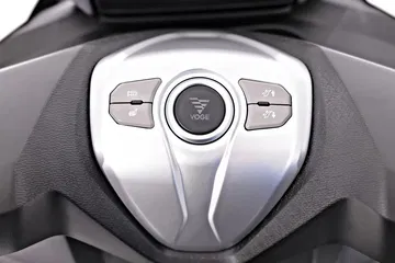 Vista cercana de la instrumentación del Voge SR4 Max T, mostrando calidad y diseño.