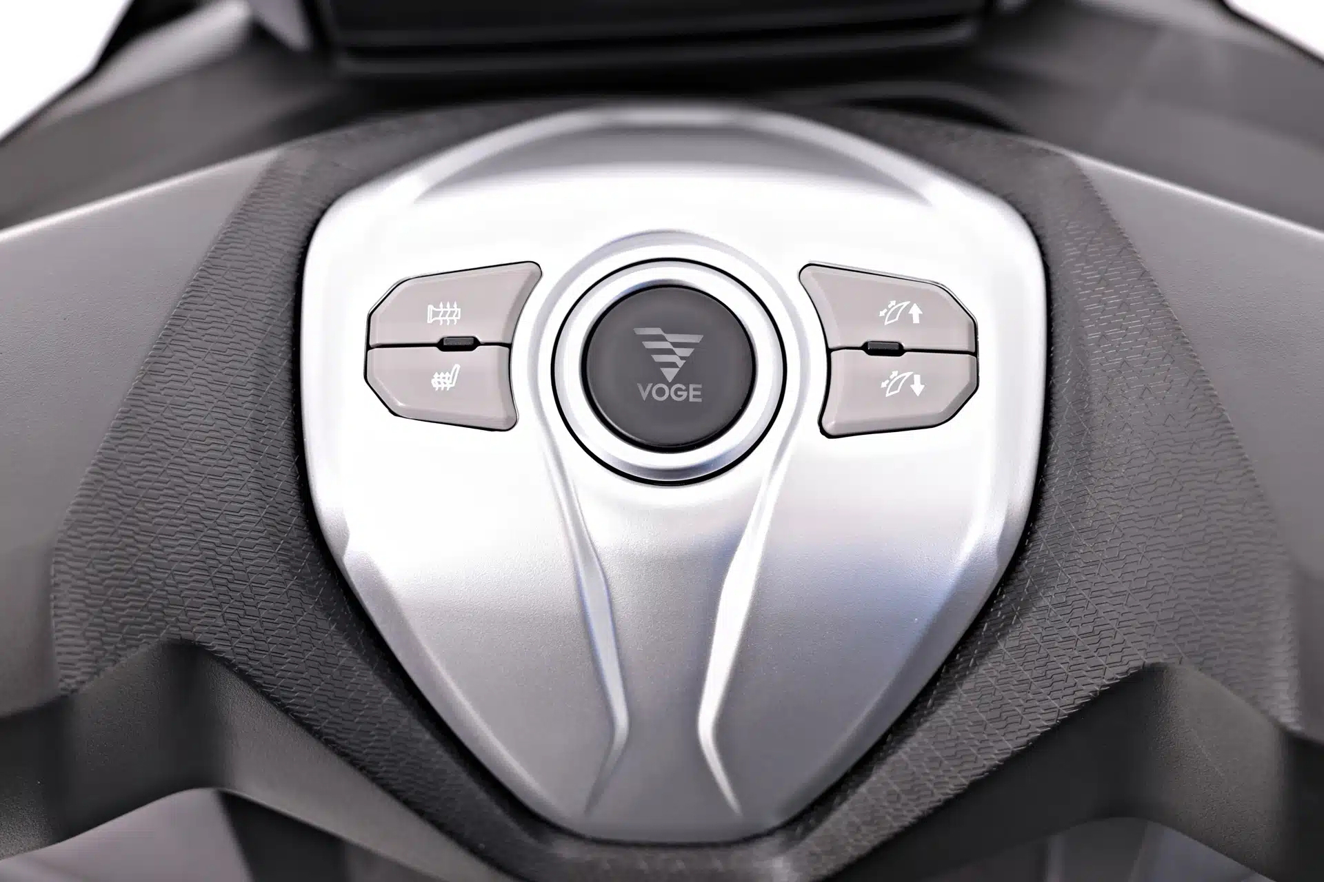 Vista cercana de la instrumentación del Voge SR4 Max T, mostrando calidad y diseño.
