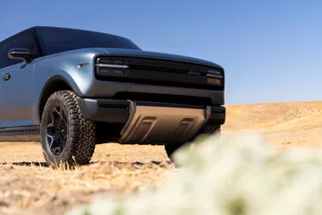 Todoterreno híbrido mostrando robustez y capacidad off-road
