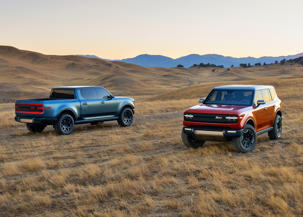 Dos versiones del Scout Terra 2027 en terreno agreste, mostrando su capacidad todo terreno. Dos versiones del Scout Terra 2027 en terreno agreste, mostrando su capacidad todo terreno.