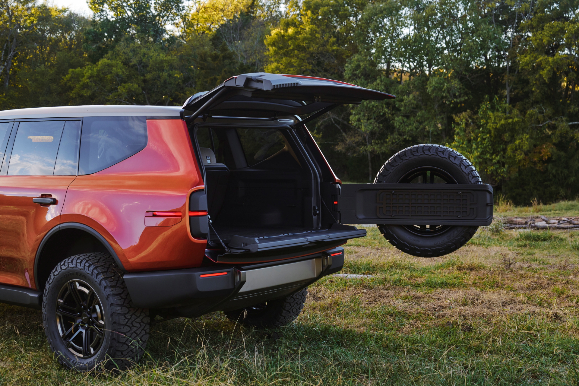 Vista trasera-lateral que muestra robustez y diseño del Scout Traveler