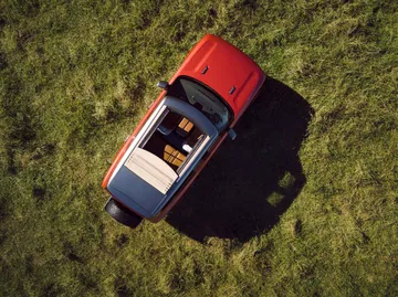 Vista aérea de un 4x4 imponente, evocando al legendario Scout Traveler.