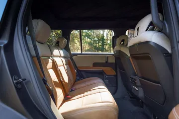 Habitáculo refinado que promete confort y resistencia, ideal para aventuras off-road.