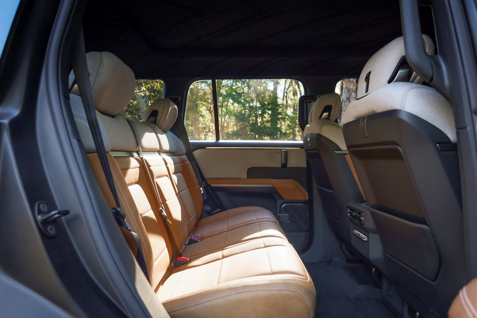 Habitáculo refinado que promete confort y resistencia, ideal para aventuras off-road.