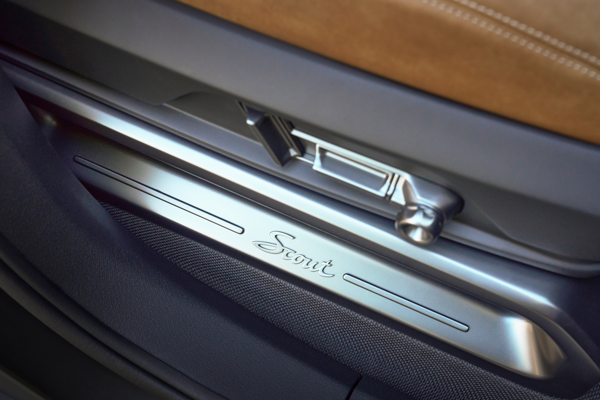 Umbral de la puerta con emblema Scout Traveler, detalle exclusivo.