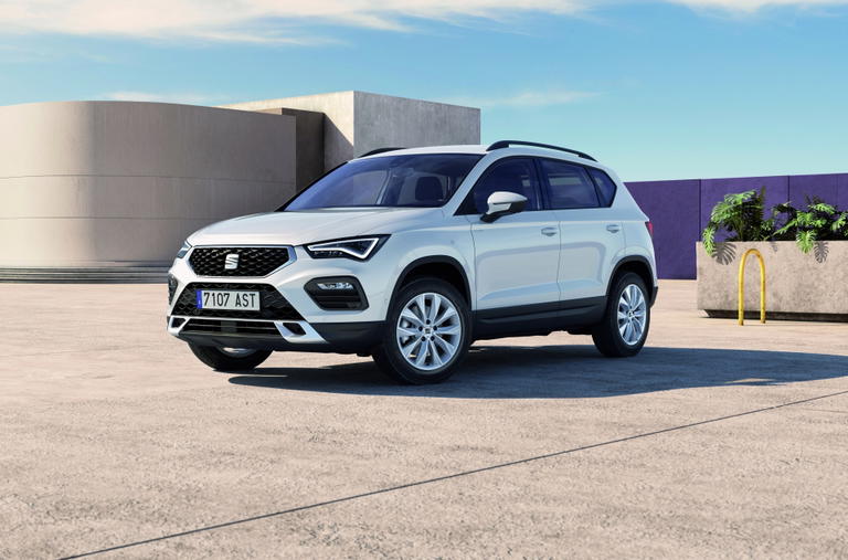 Vista lateral del Seat Ateca destacando su dise&ntilde;o y llantas caracter&iacute;sticos.