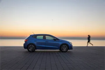 Perfil del SEAT Ibiza que destaca por su diseño atemporal y eficiencia.